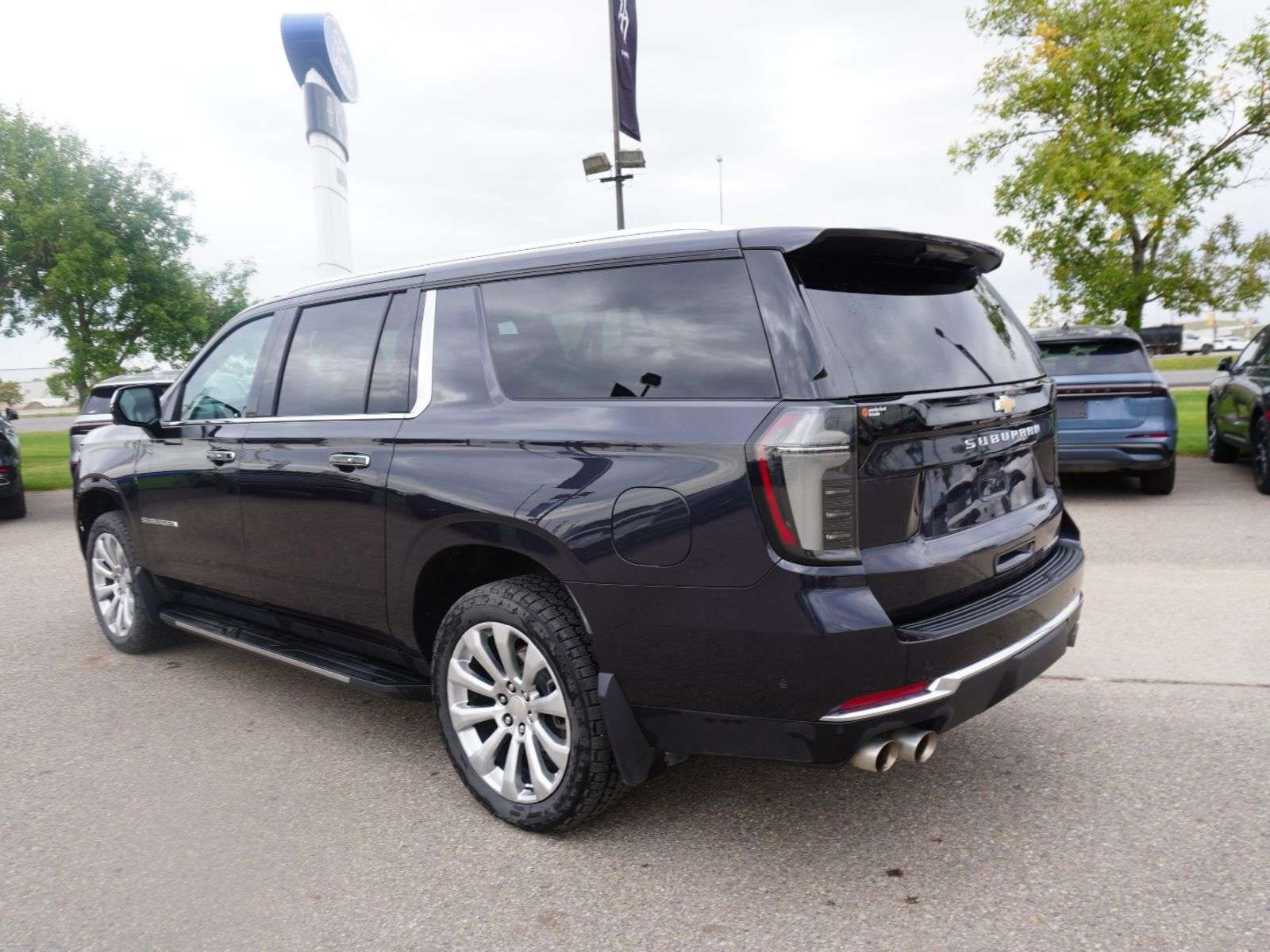 2025 Chevrolet Suburban Premier — photo 1