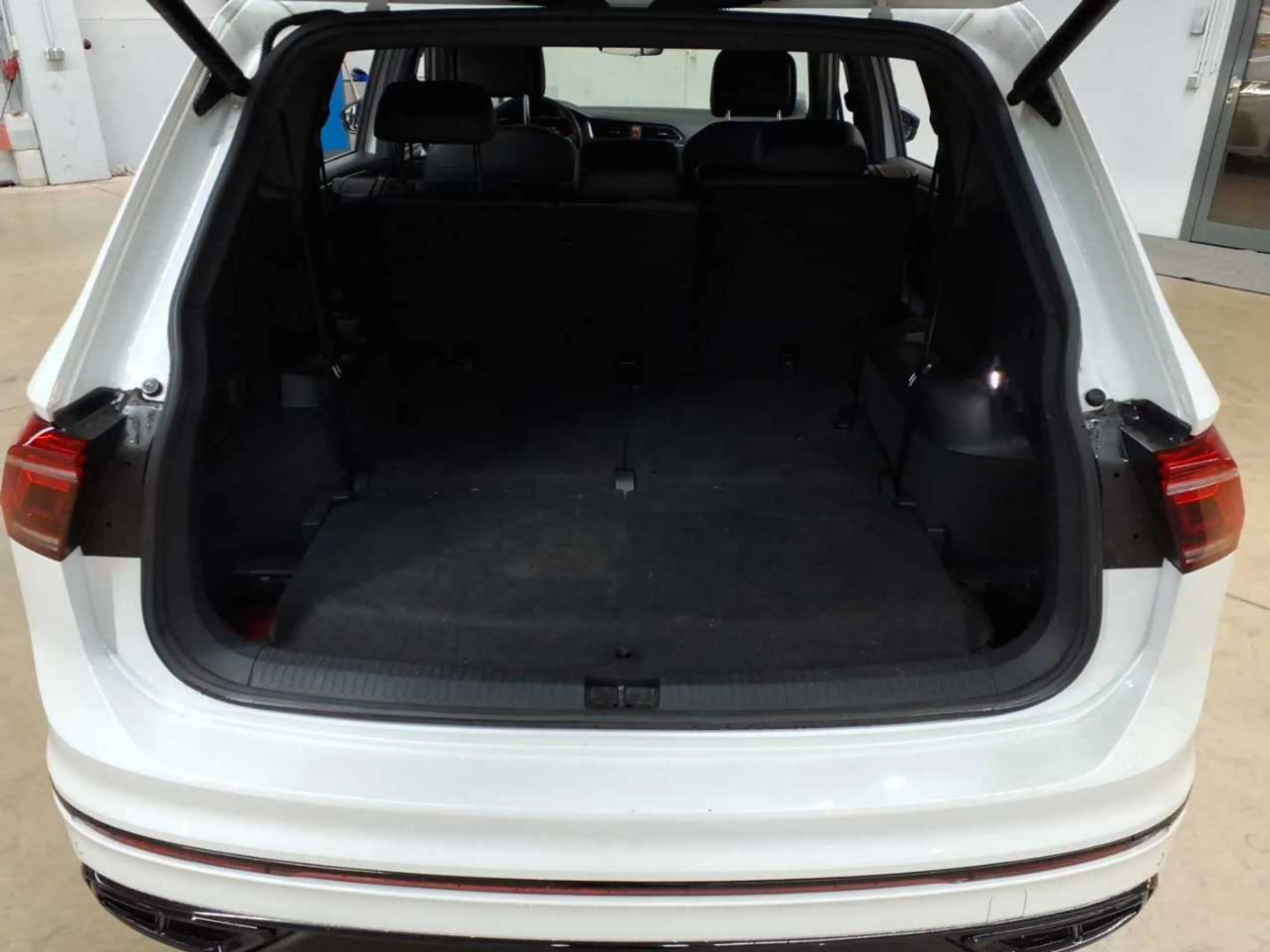 Volkswagen Tiguan Tiguan Allspace 4M R-Line 7 Si. LEDER PANO DCC — photo 15