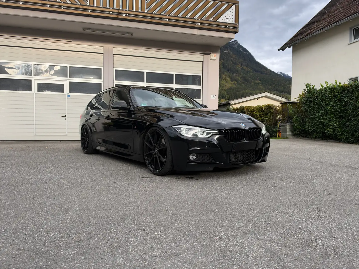 BMW 320 320d Touring M Sport Aut. M Sport Schwarz - 2