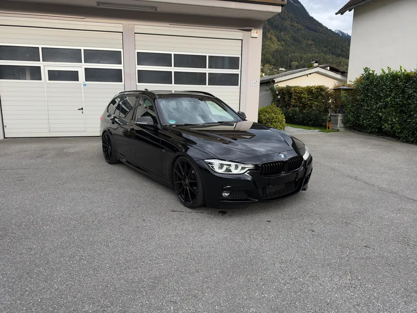BMW 320 320d Touring M Sport Aut. M Sport Schwarz - 1
