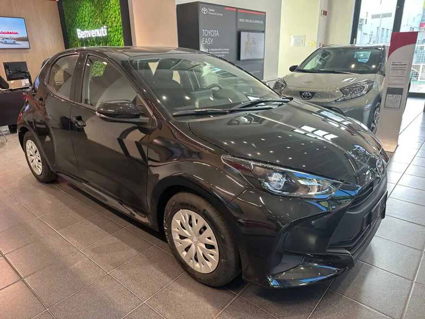 Toyota Yaris 1.5 hybrid Active Nero - 2