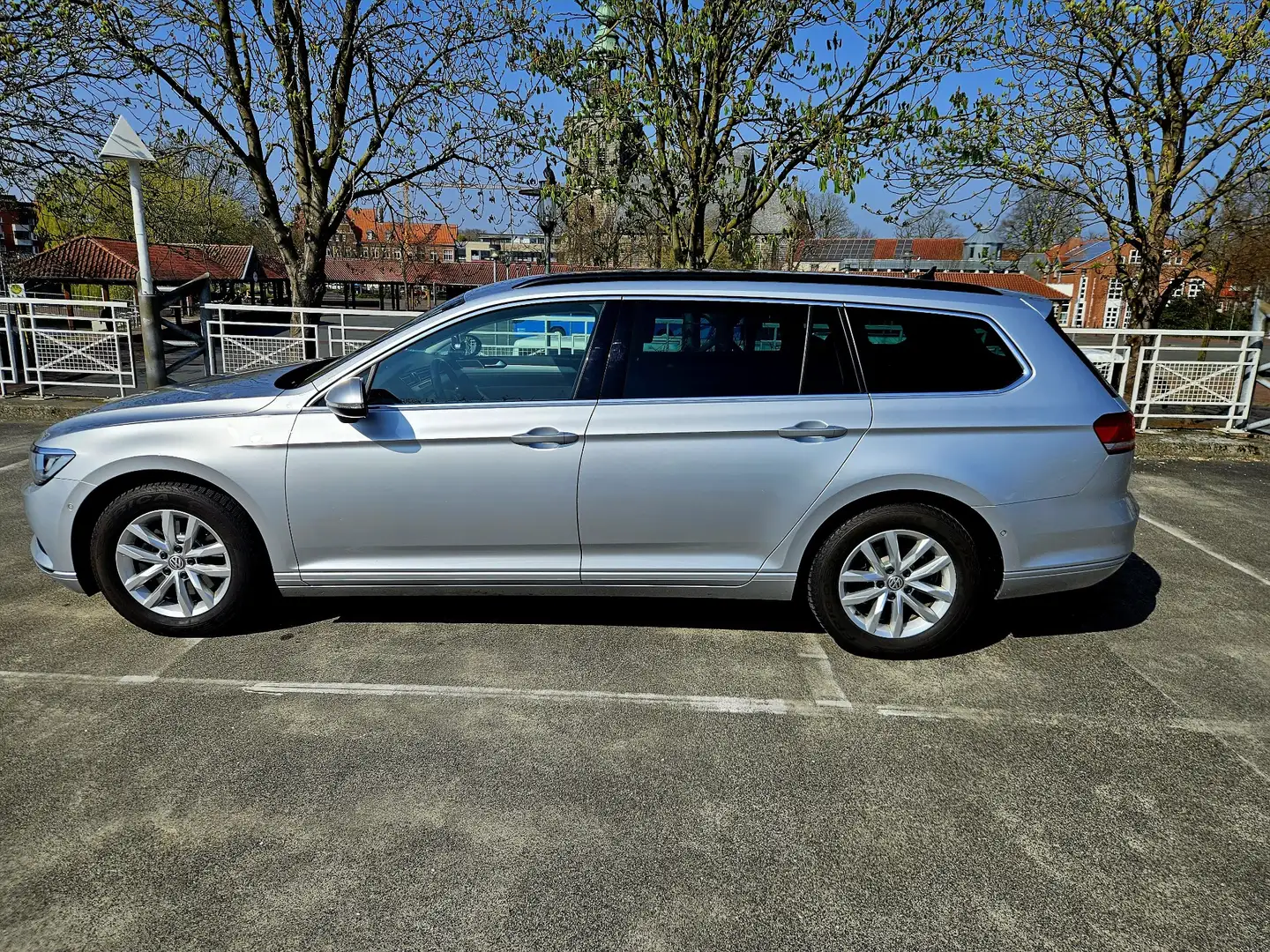 Volkswagen Passat Variant 2.0 TDI SCR DSG BlueMotion Comfortline Silber - 2