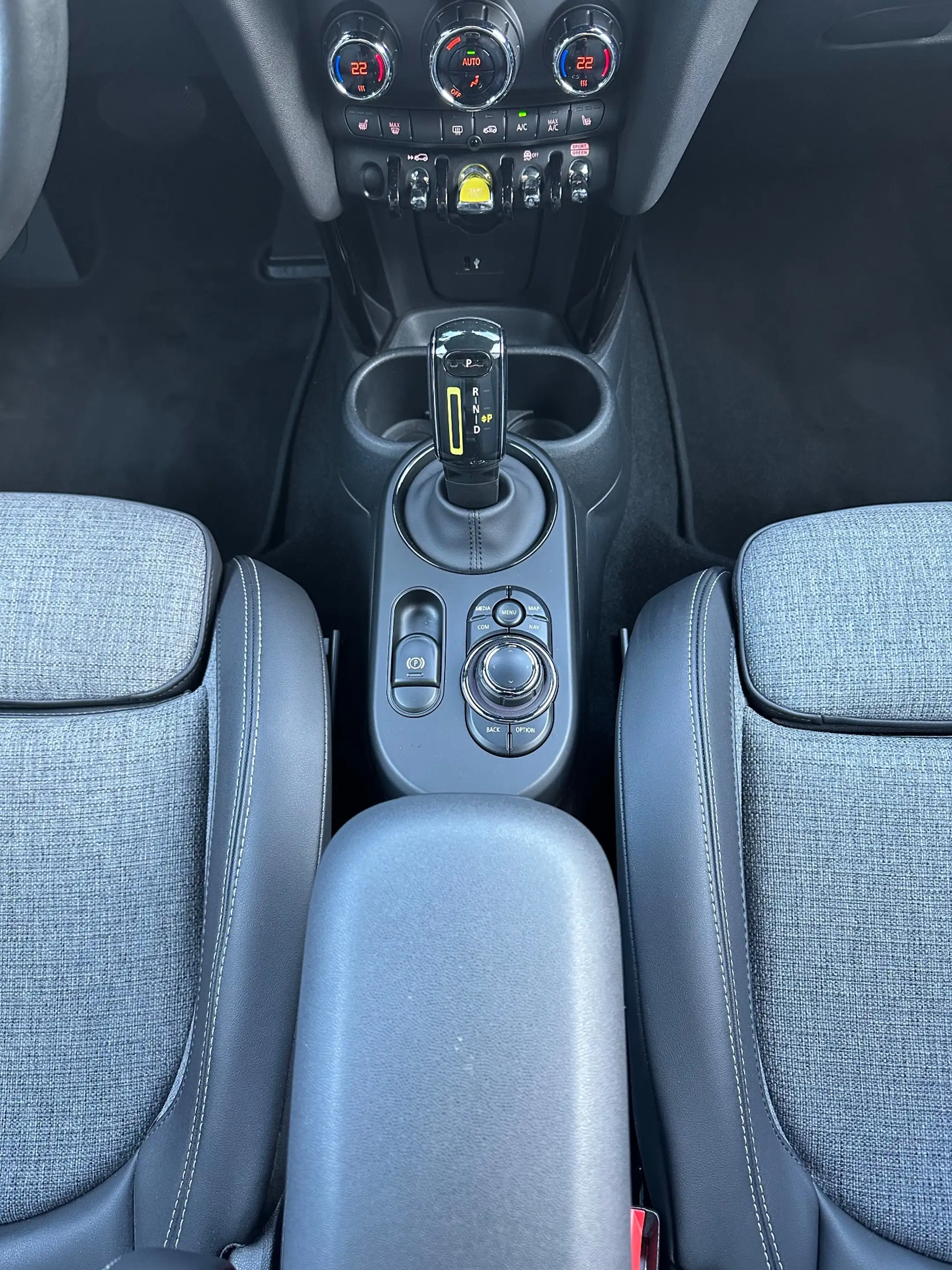 MINI Cooper SE Classic Trim NAV+LED+SHZ+KEYLESS+PDC+DAB+KLIMA — photo 14