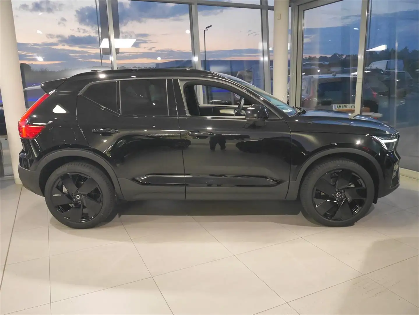Volvo XC40 B3 Geartr. Plus Black Edition Schwarz - 2