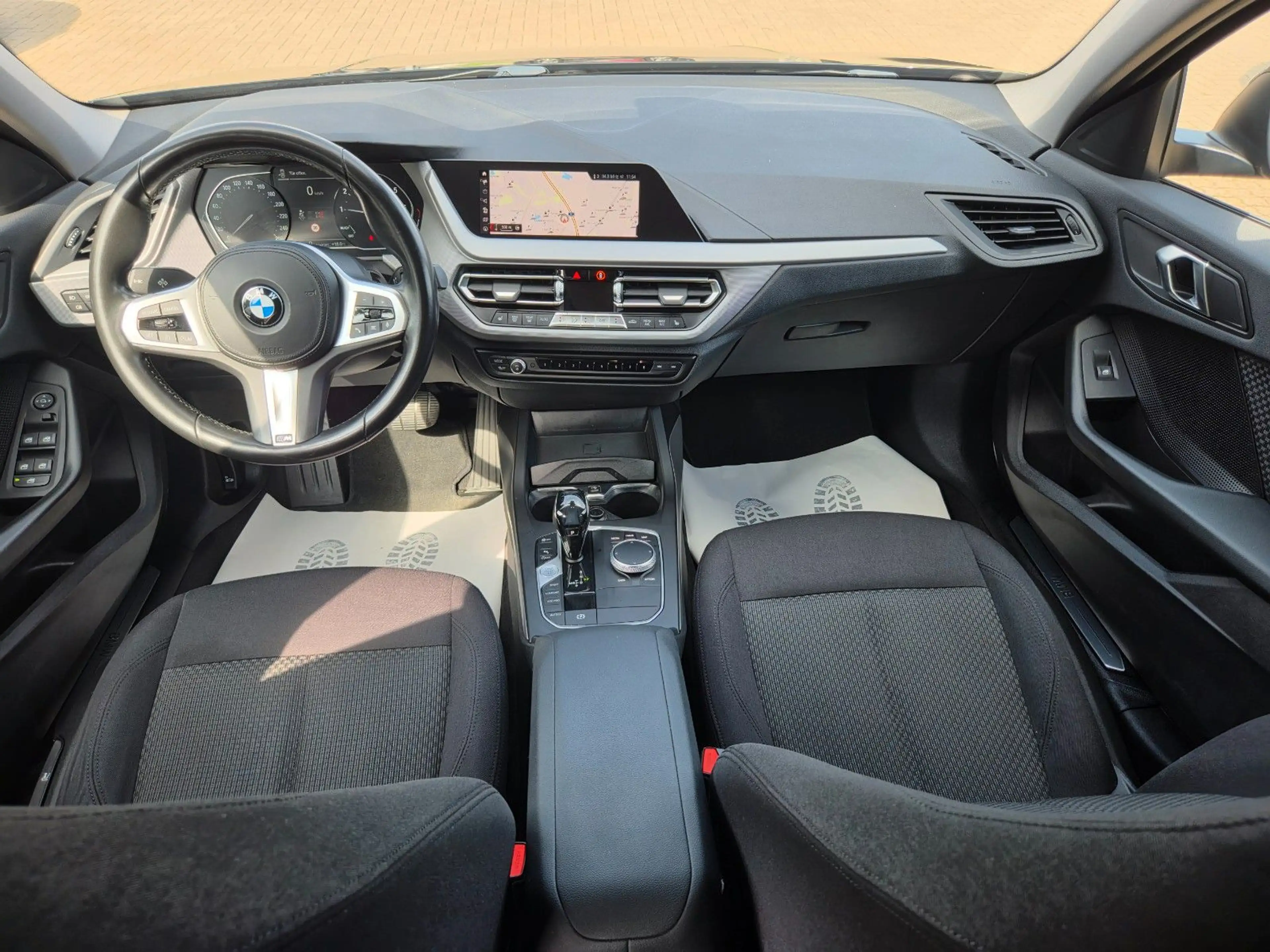 BMW 118 i Advantage Navi PDC... — photo 13