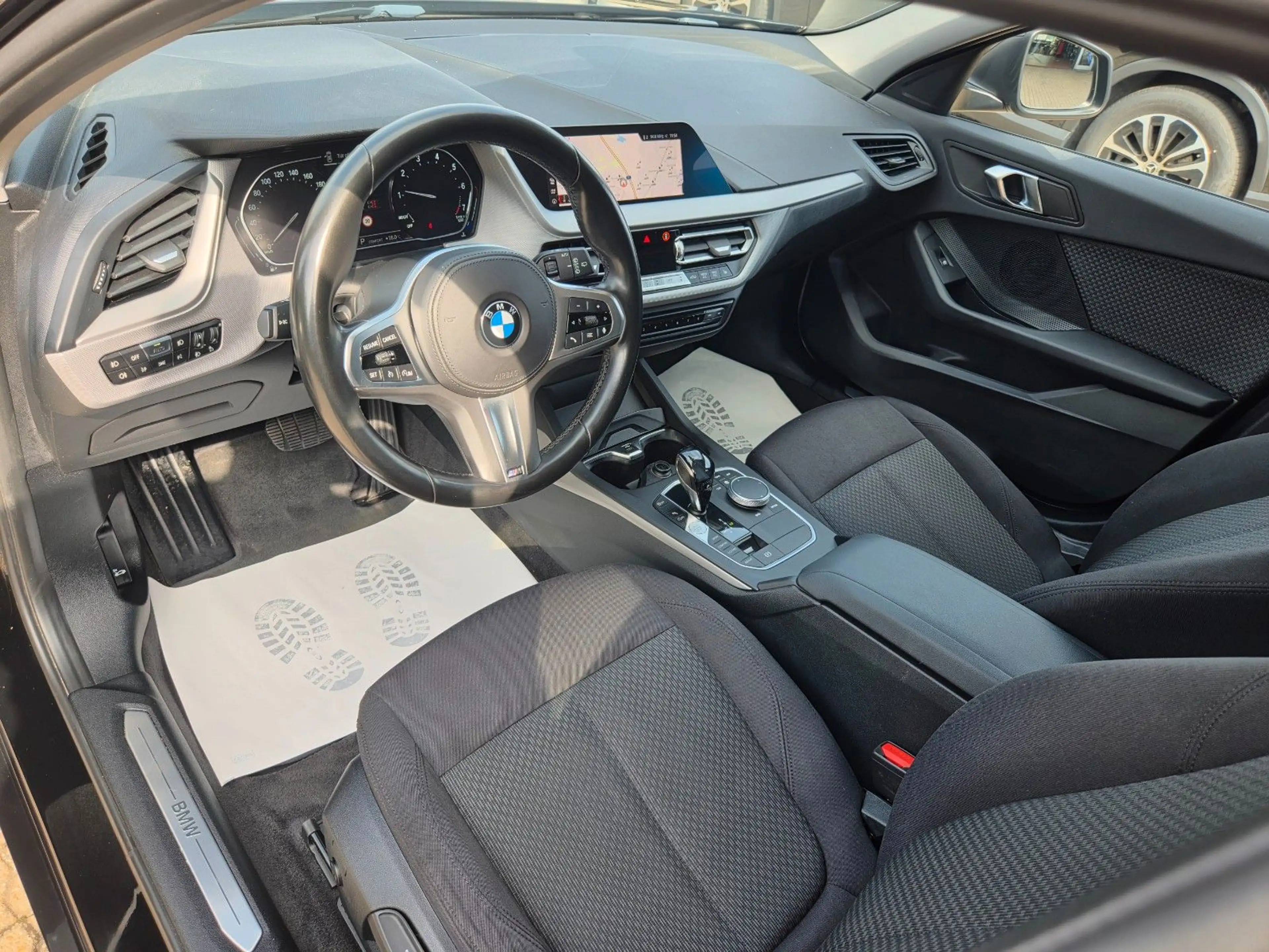 BMW 118 i Advantage Navi PDC... — photo 11