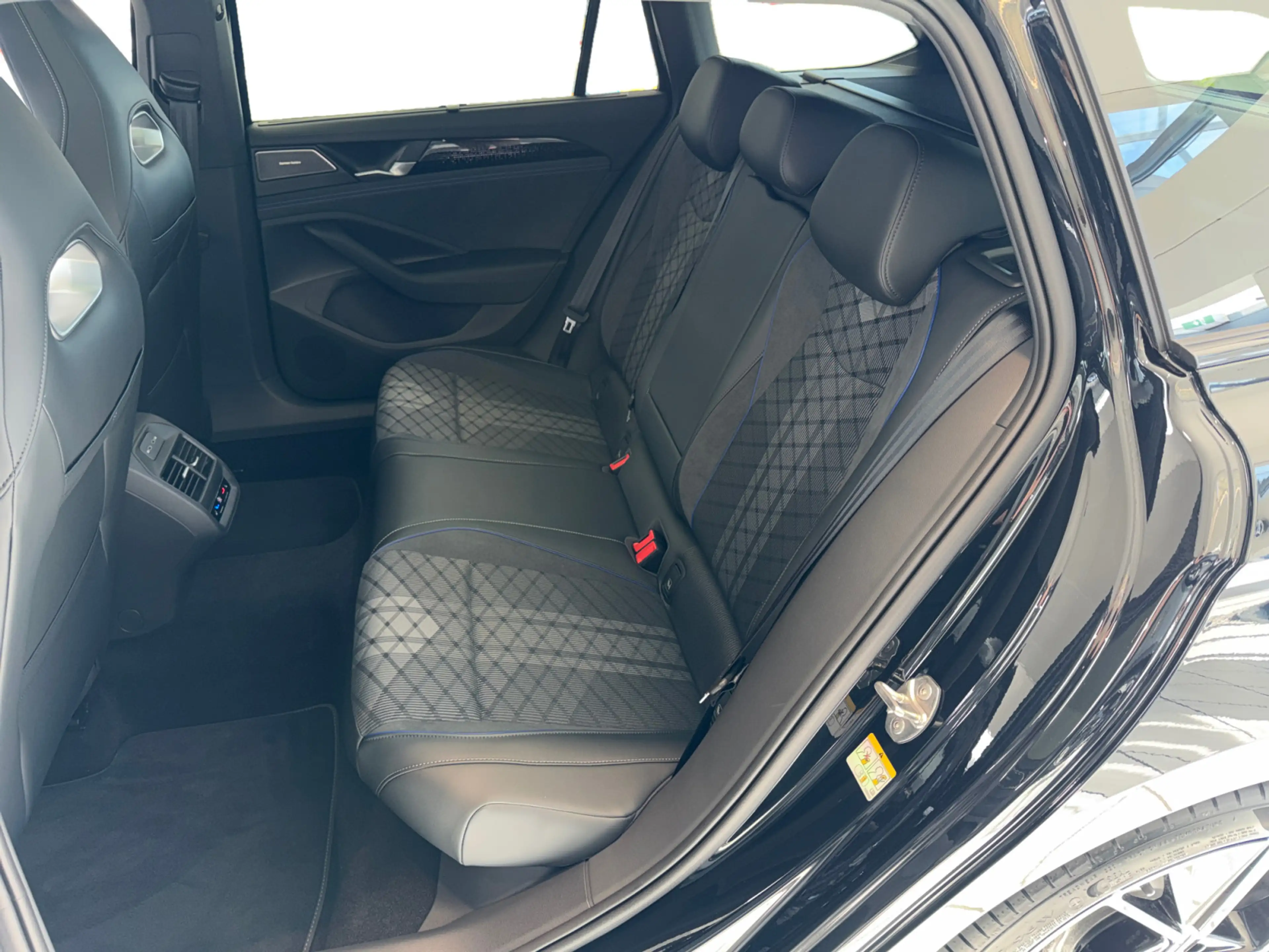 Volkswagen Passat Variant Passat R-Line 2,0 l TDI 150PS AHK Pano STH inkl. — photo 11