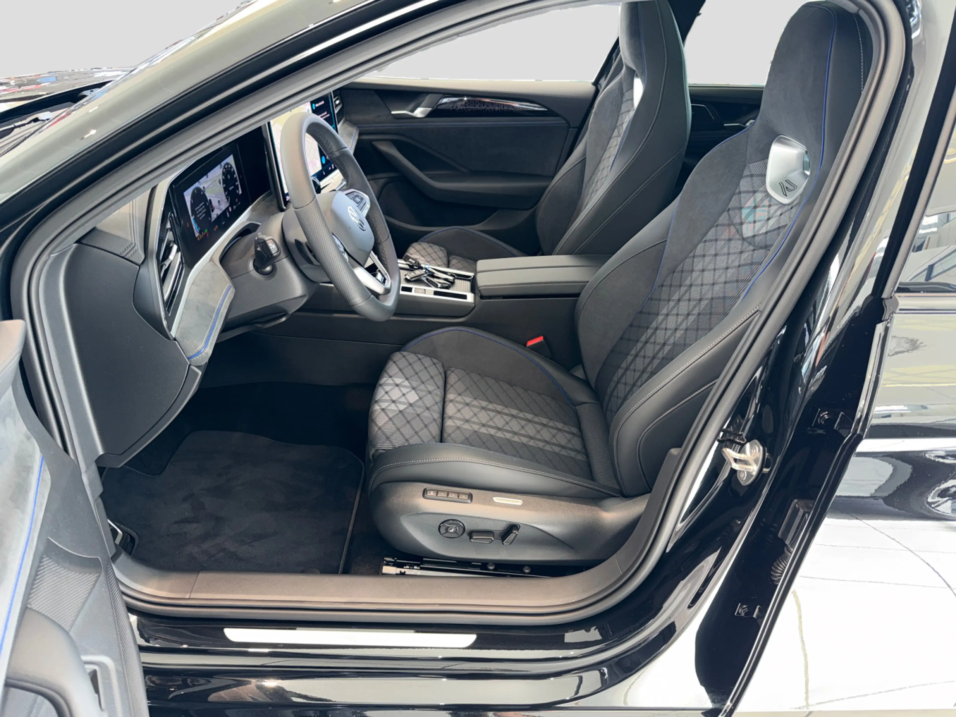 Volkswagen Passat Variant Passat R-Line 2,0 l TDI 150PS AHK Pano STH inkl. — photo 10