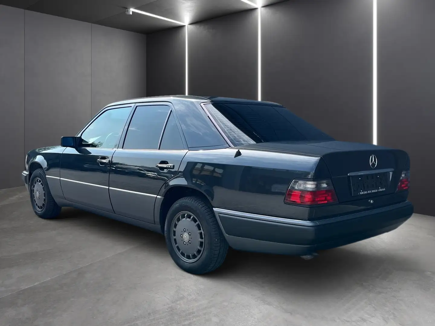 Mercedes-Benz E 300 4MATIC Noir - 2