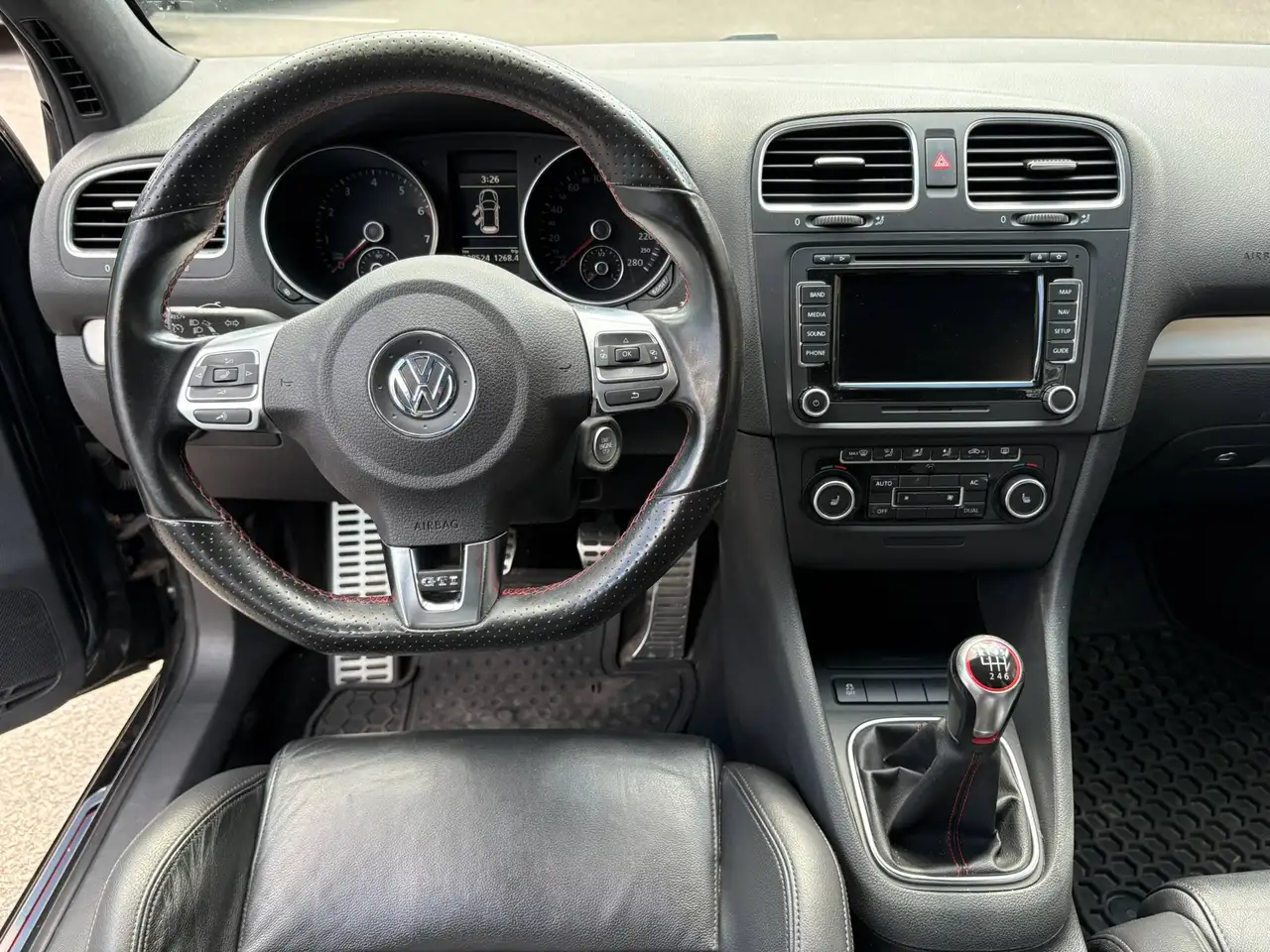 Volkswagen Golf GTI снимка Volkswagen Golf GTI