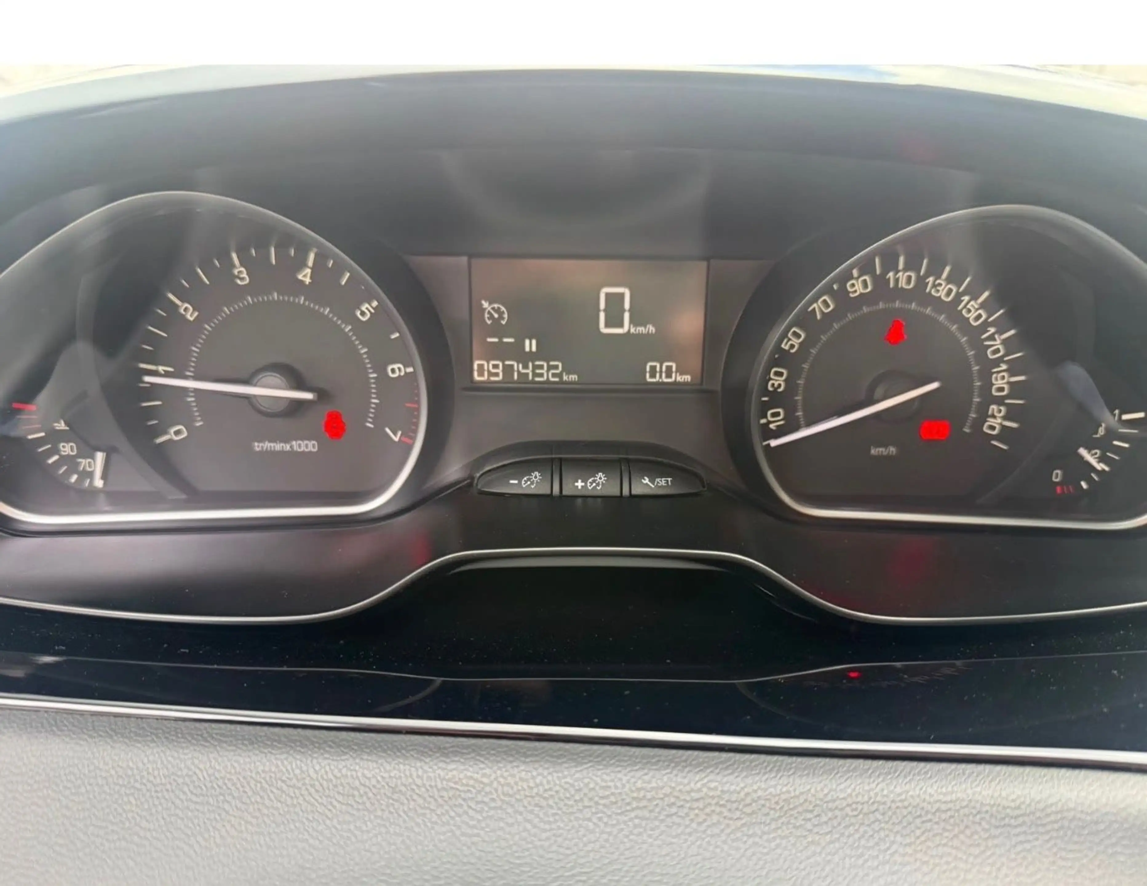 Peugeot 208 Signature — photo 14