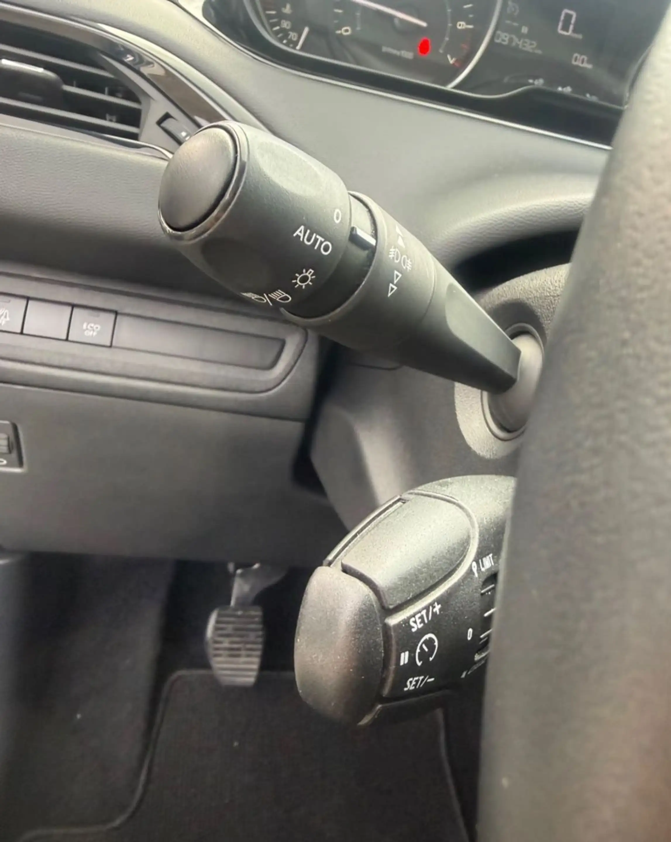 Peugeot 208 Signature — photo 12