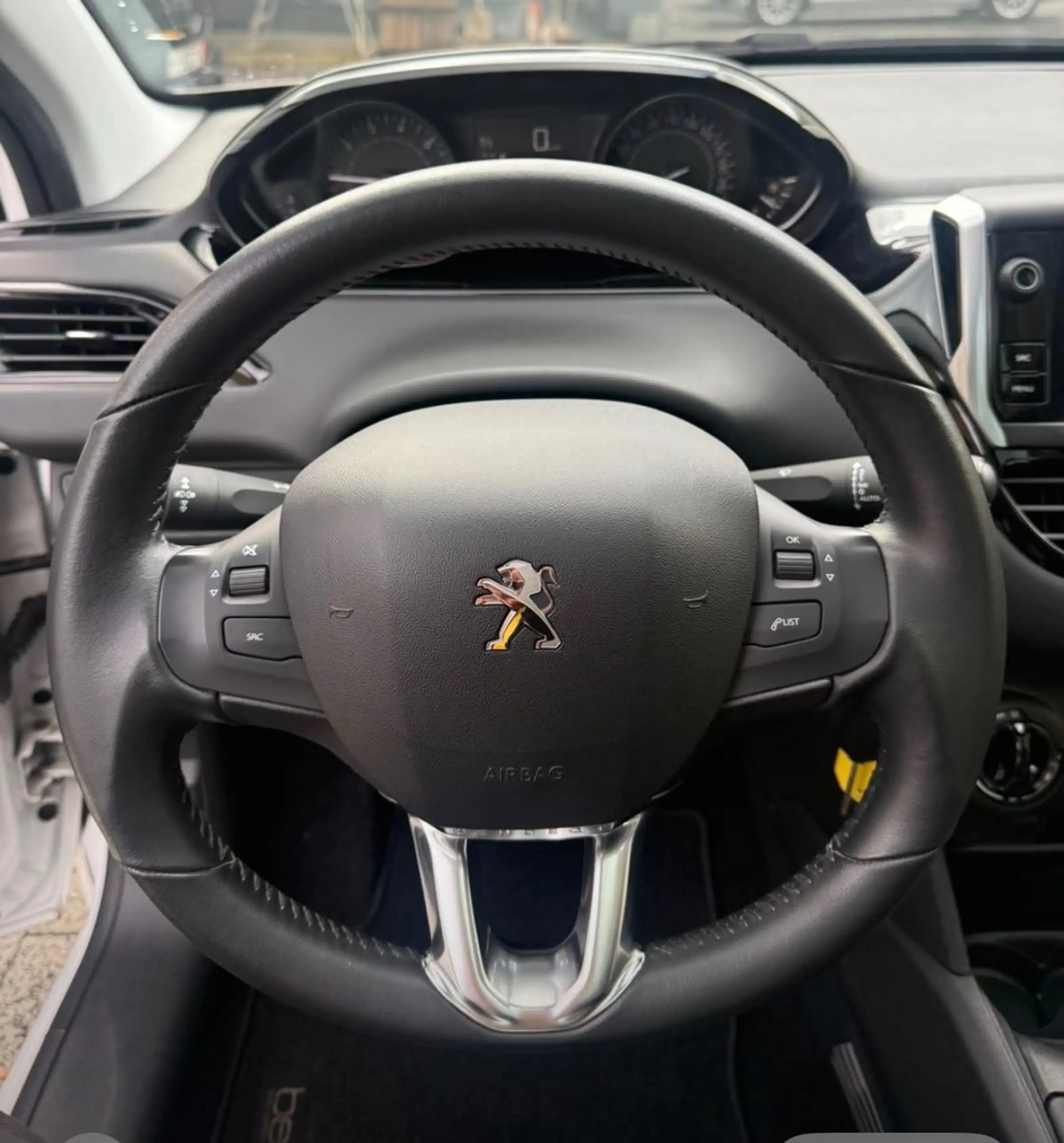 Peugeot 208 Signature — photo 11