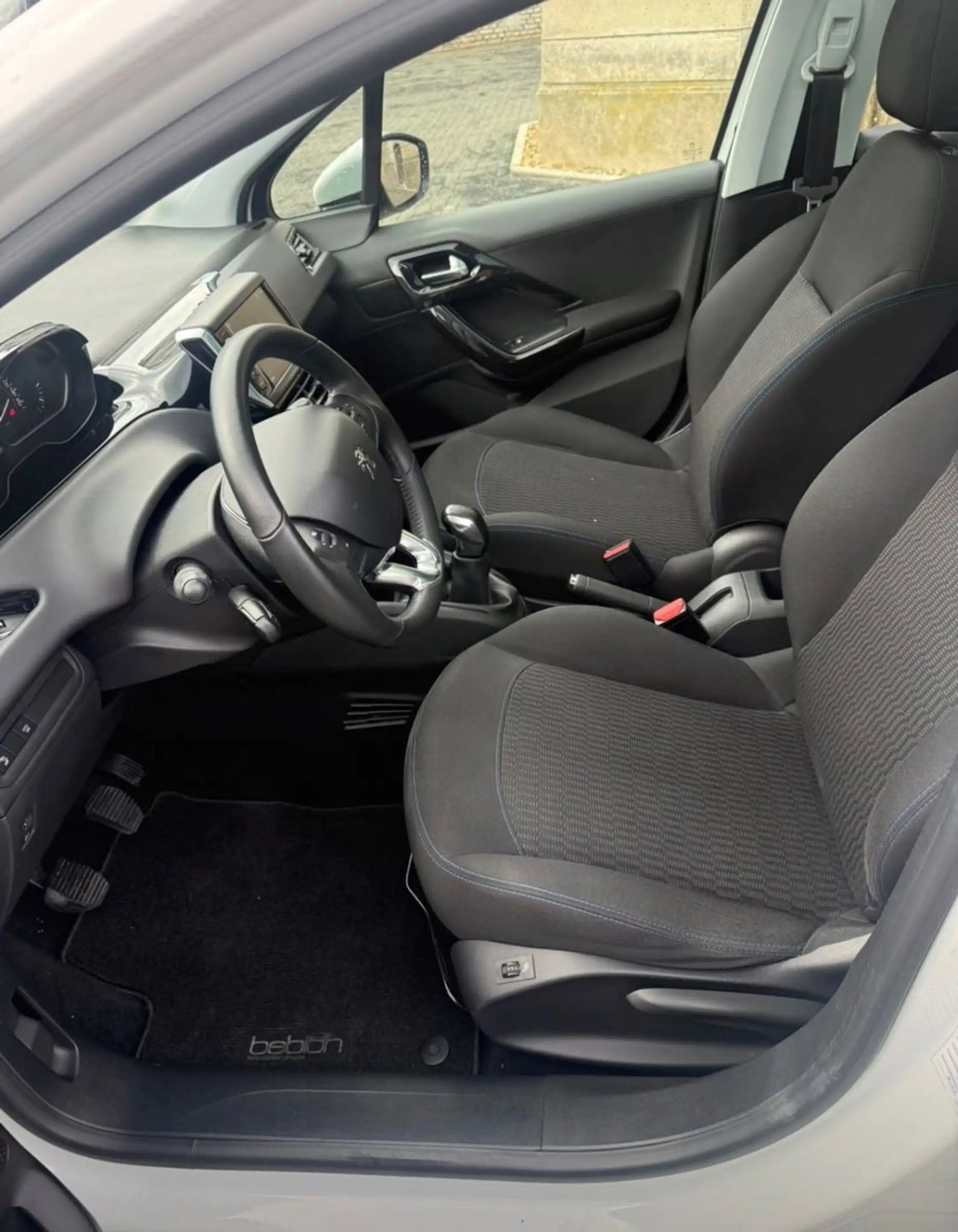 Peugeot 208 Signature — photo 10