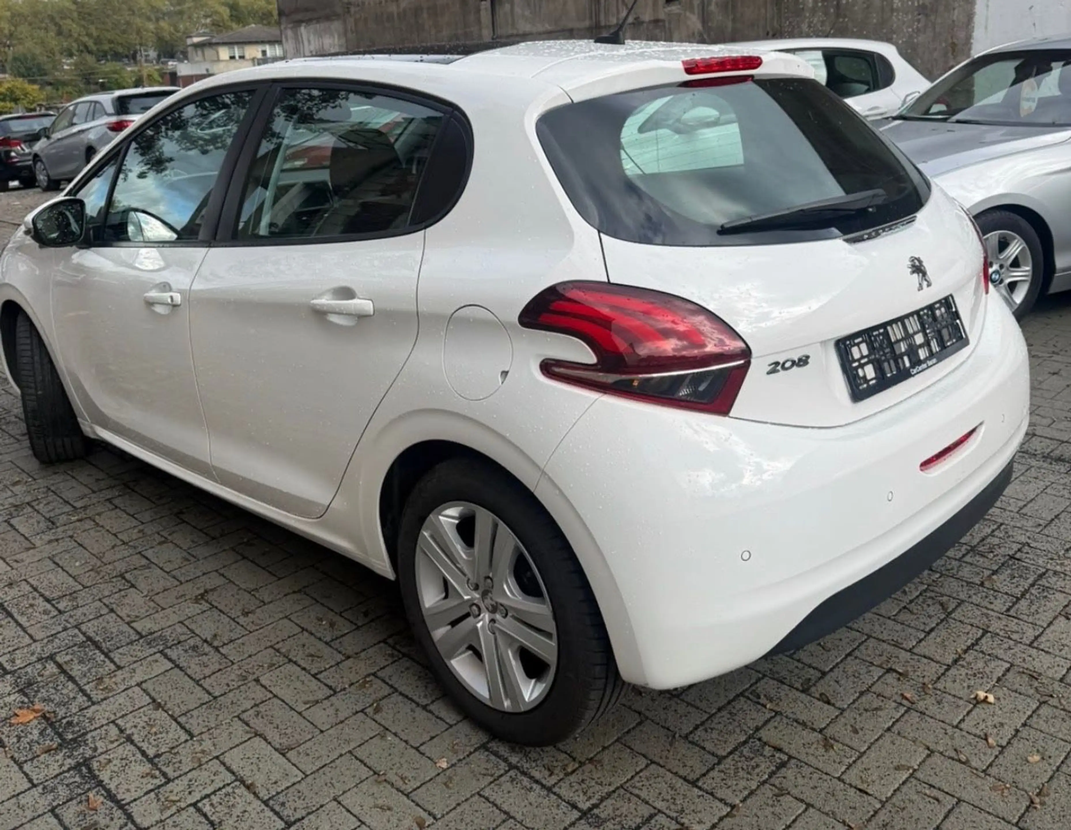 Peugeot 208 Signature — photo 2