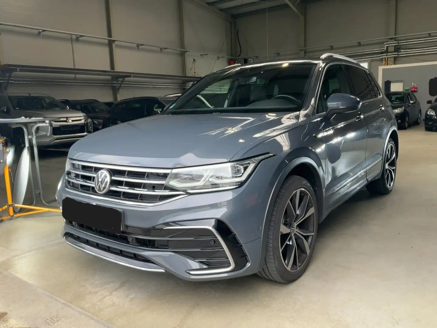 Volkswagen Tiguan R-Line 4Motion 8xALU DCC IQ AHK RFK Grau - 1