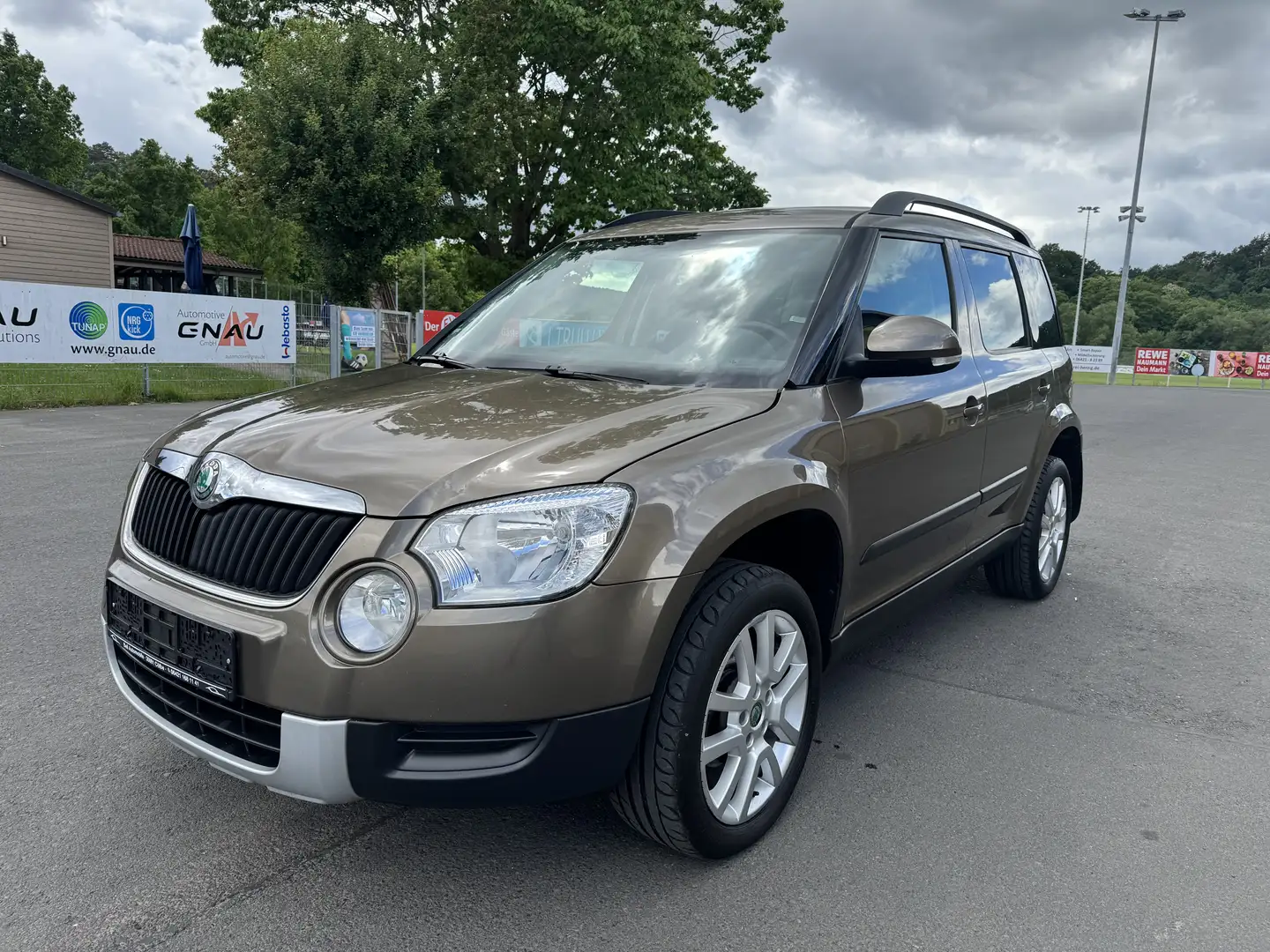 Skoda Yeti 1.2 105 PS Ambition Plus Edition /Automatik Marrón - 1