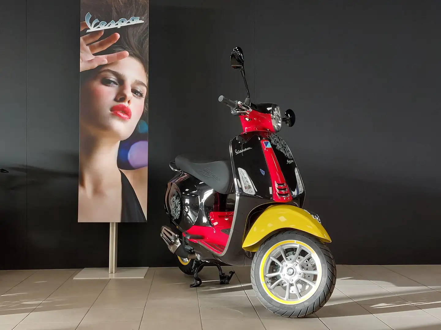 Vespa Primavera 125 Zwart - 2