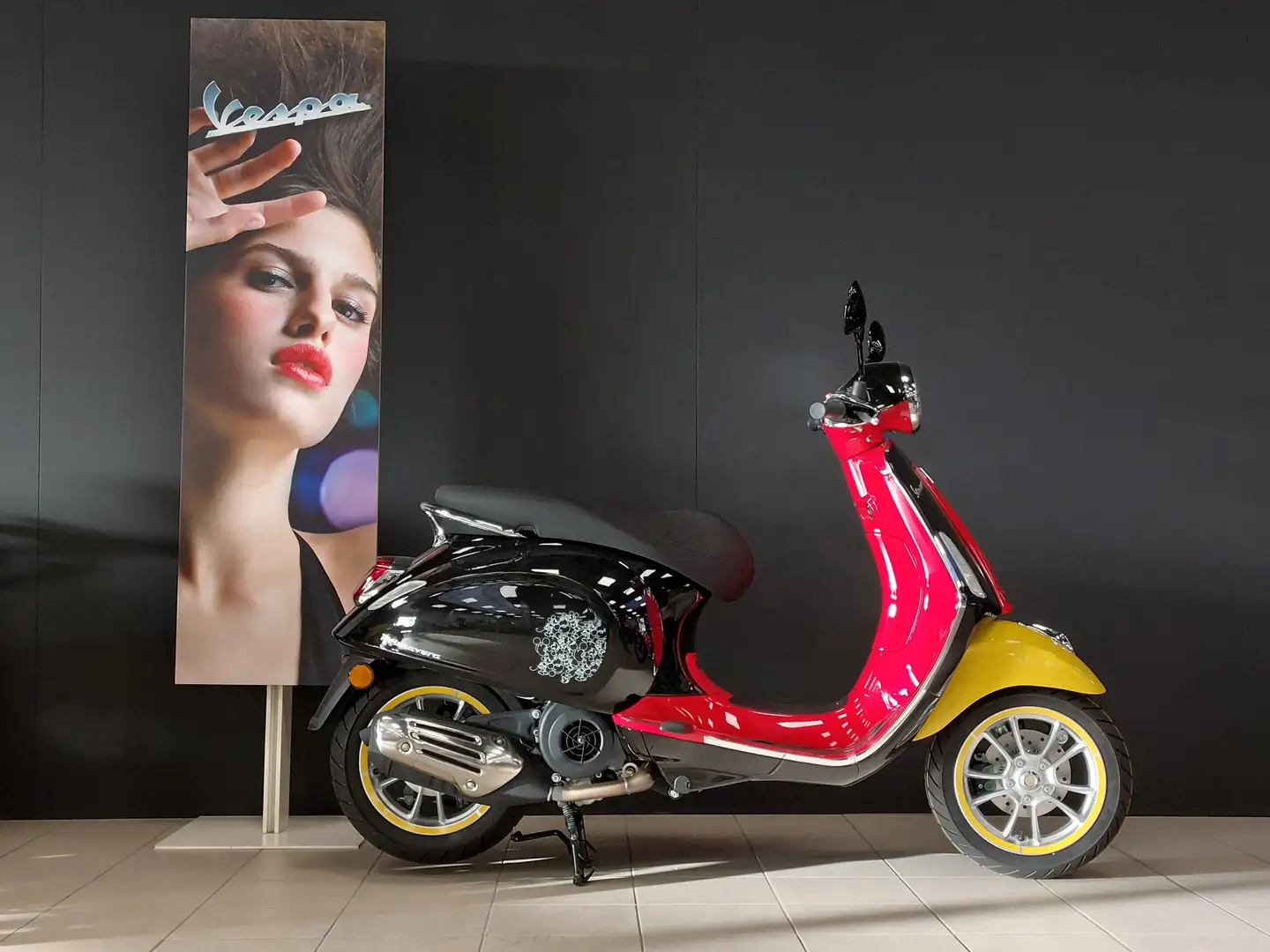 Vespa Primavera 125 Zwart - 1