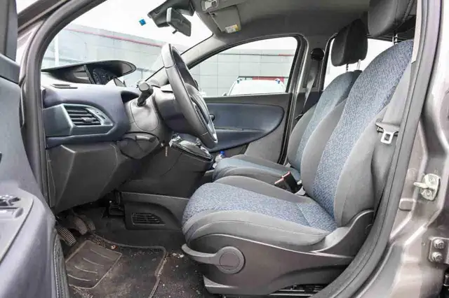 Lancia Ypsilon view 9