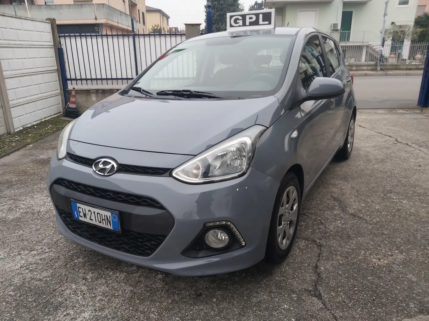 Hyundai i10 i10 1.0 Comfort econext Gpl Grau - 1