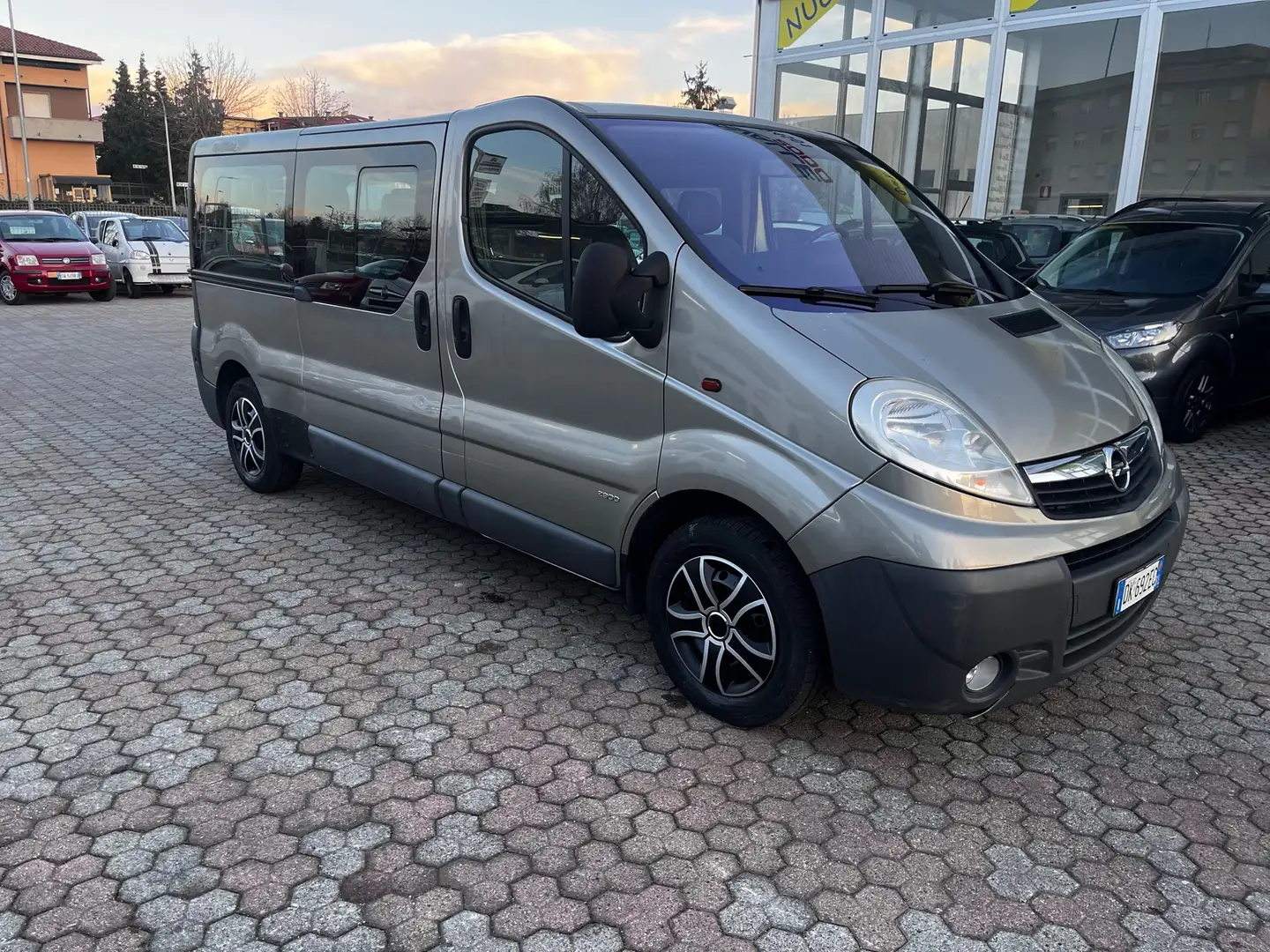 Opel Vivaro 9Posti Бежевий - 2