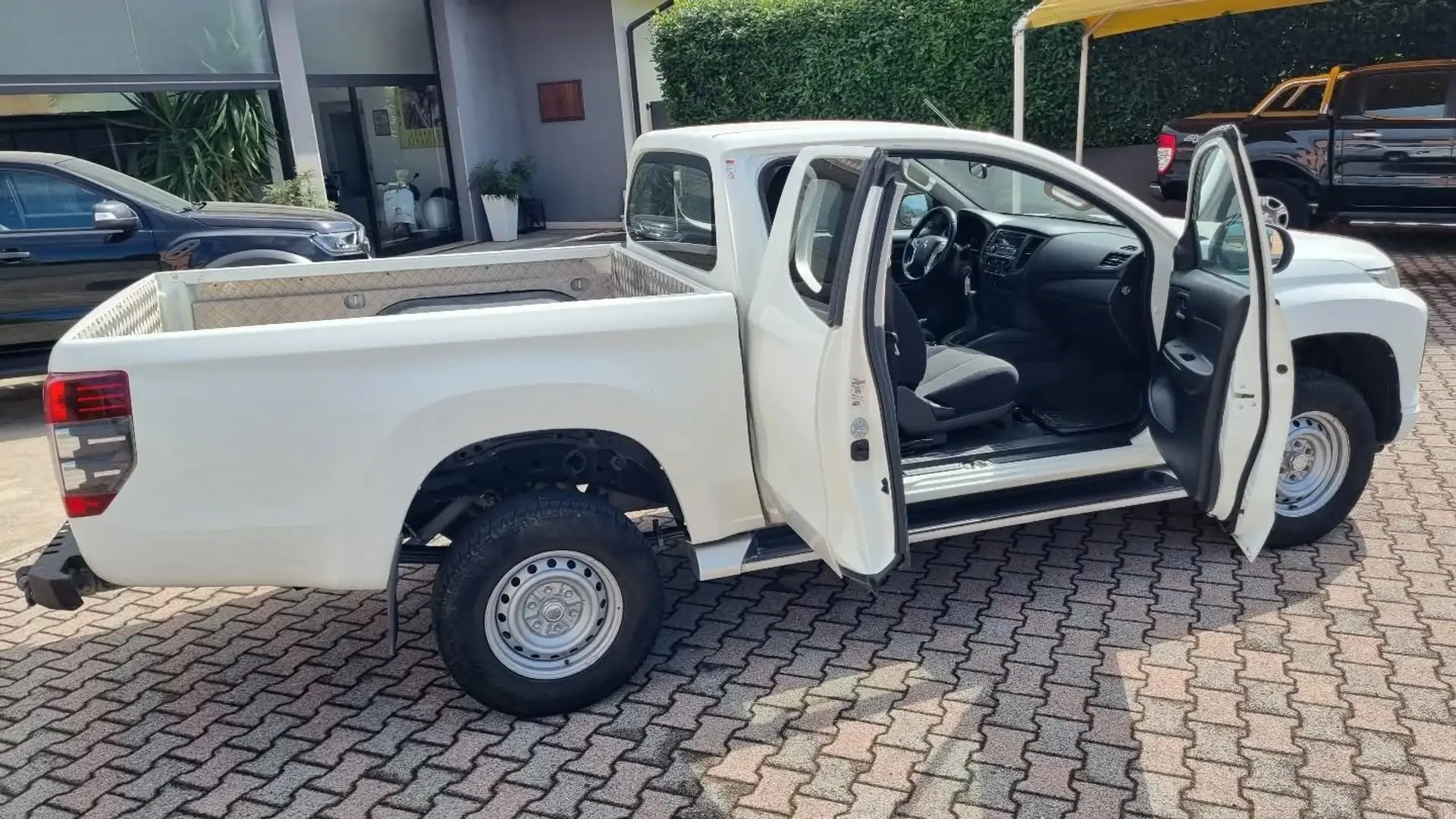 Mitsubishi L200 2.3 CLUB CAB 4x4 cassone lungo Bianco - 2