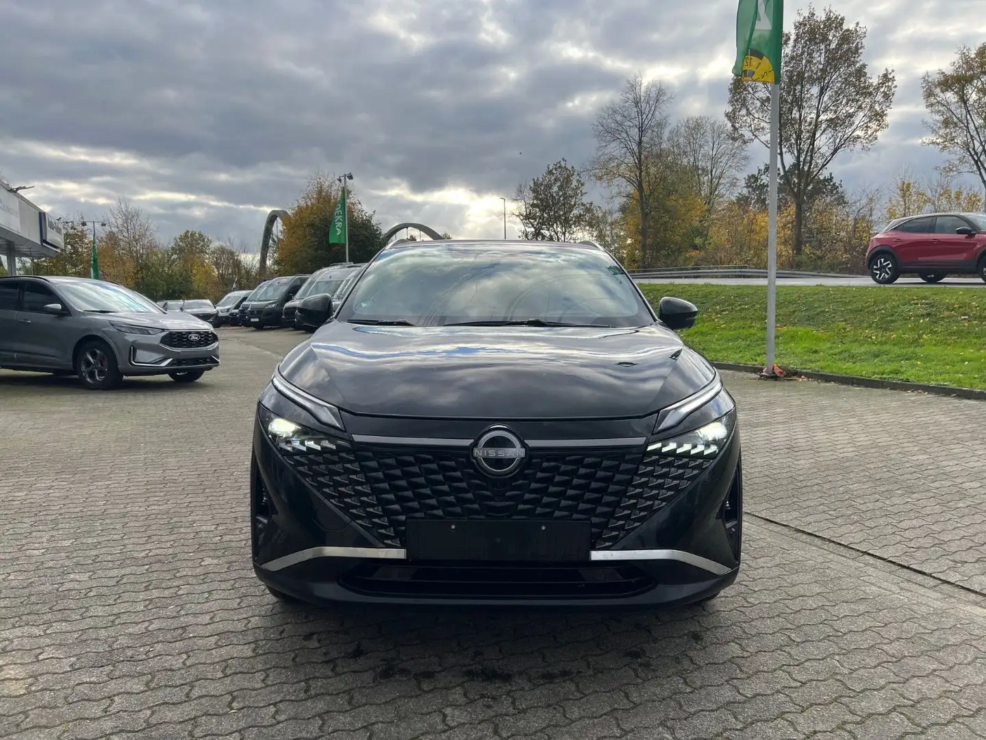 Nissan Qashqai 1.3 DIG-T MHEV TEKNA black ACC 360º Schwarz - 2