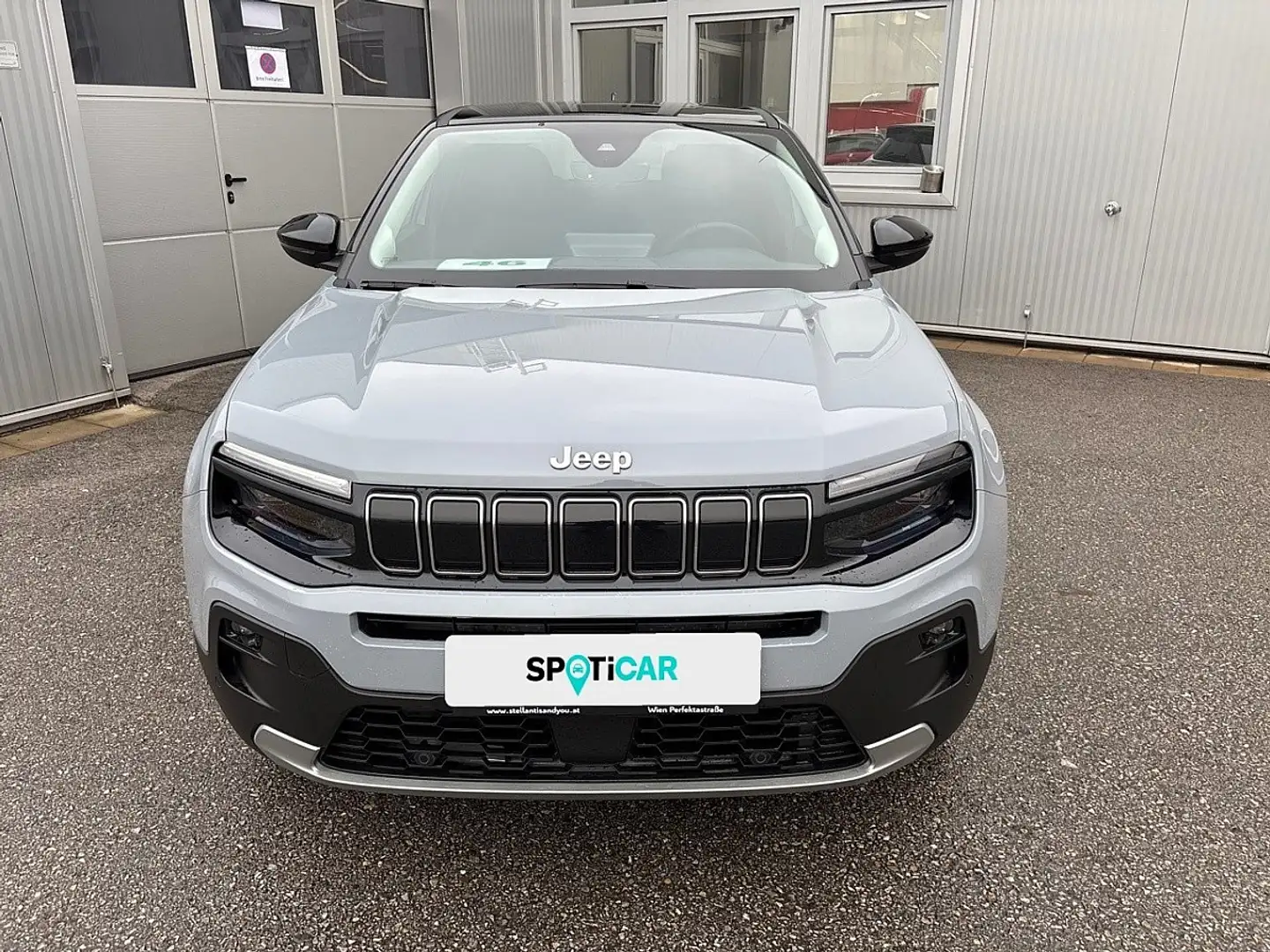 Jeep Avenger 1.2 e-Hybrid Summit e-DCT6 Grau - 2