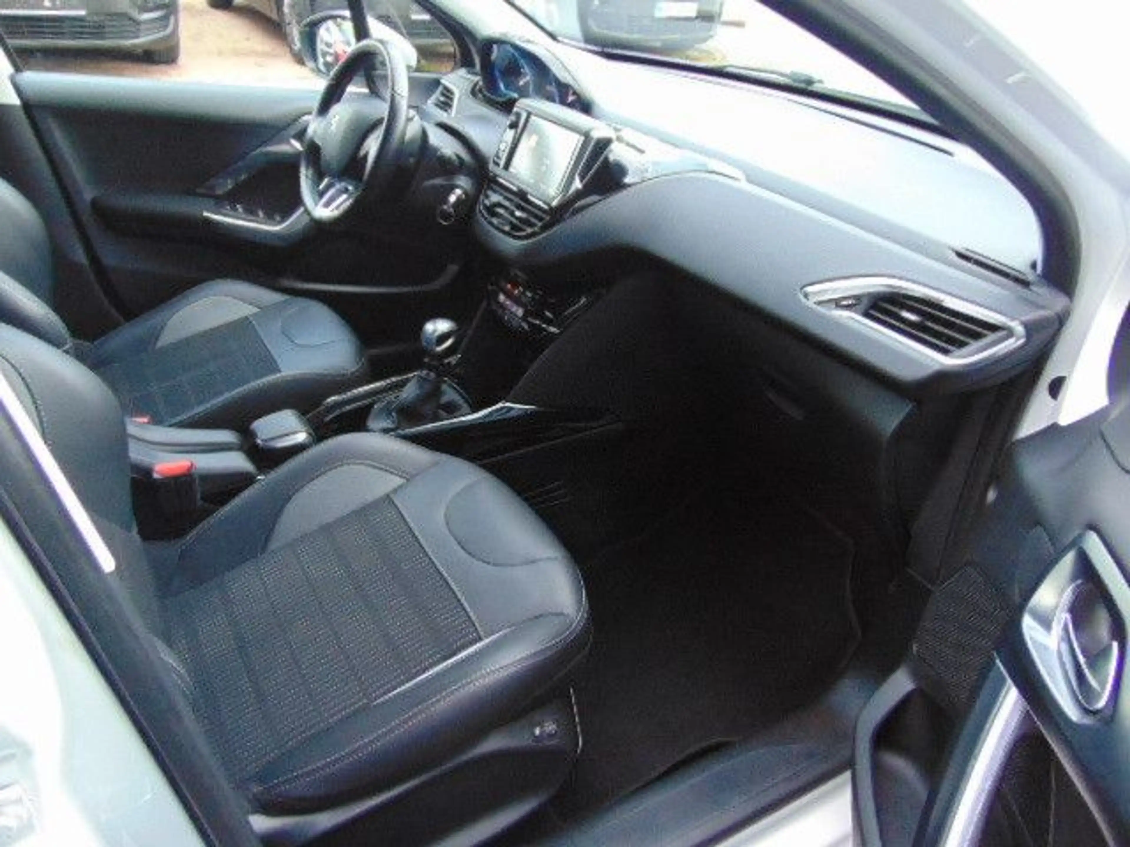 Peugeot 2008 Allure — photo 9