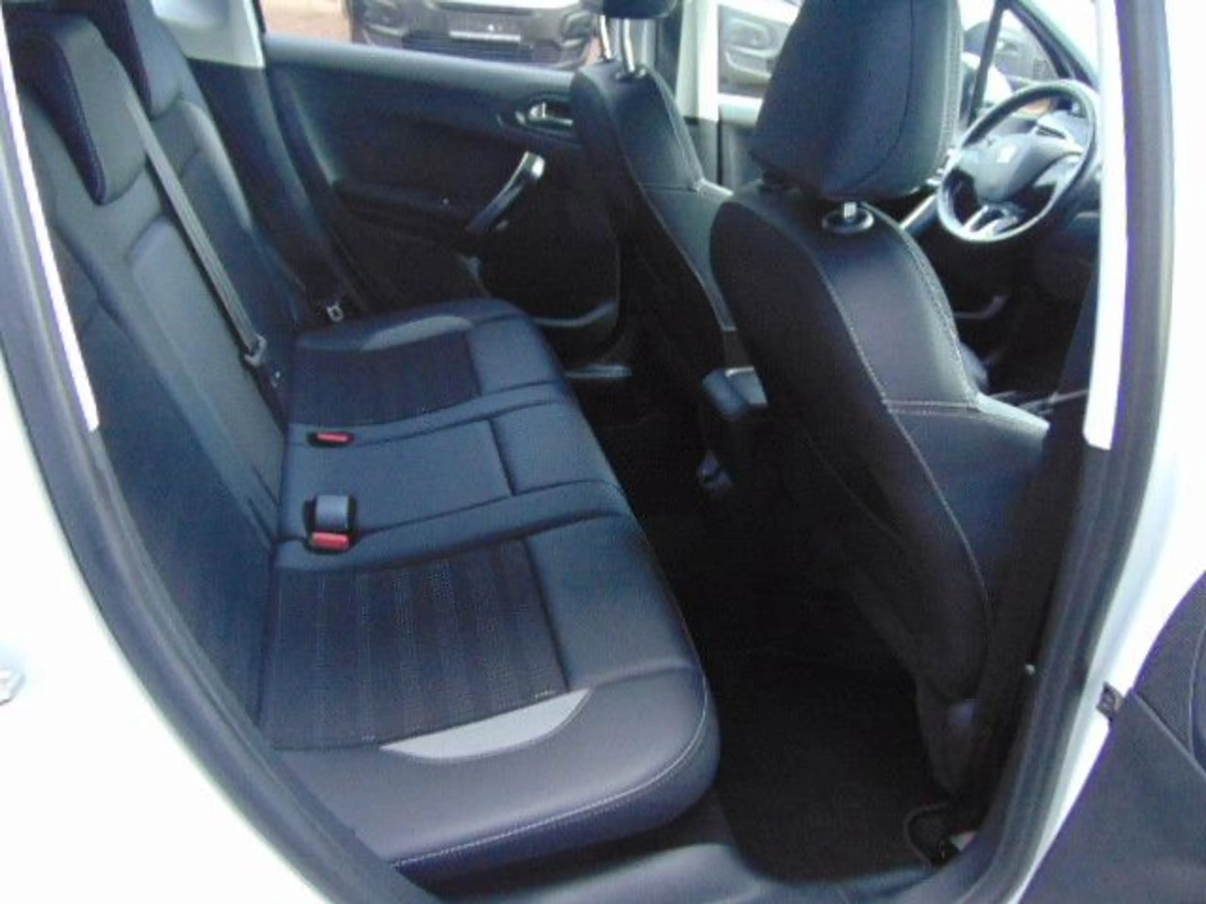 Peugeot 2008 Allure — photo 13