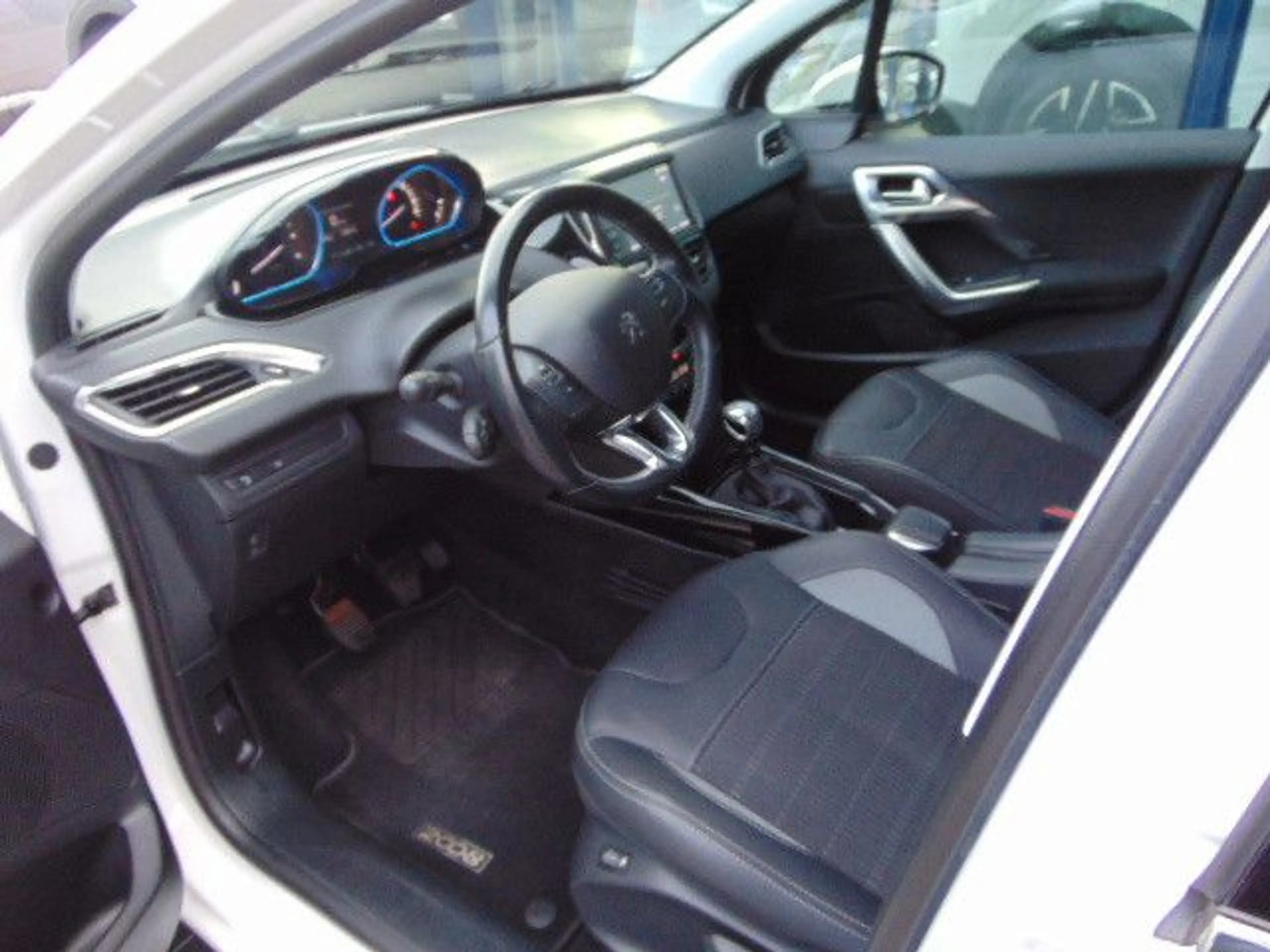 Peugeot 2008 Allure — photo 8