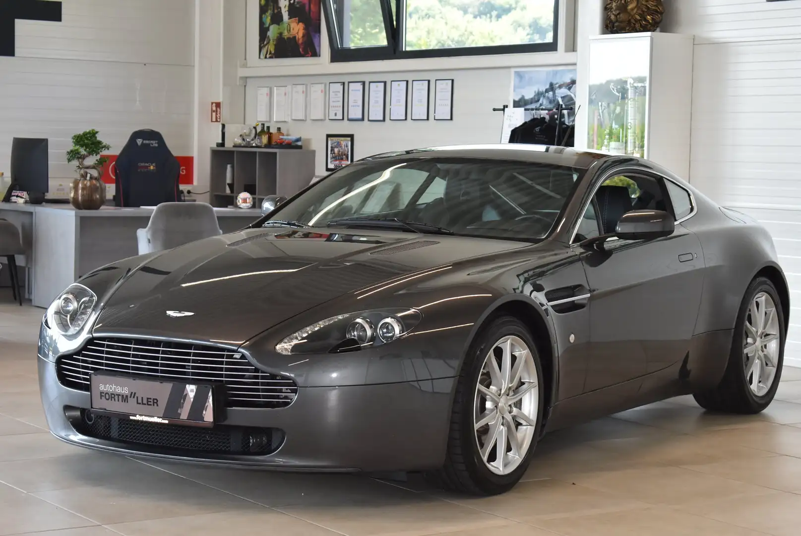Aston Martin V8 Vantage Coupé Šedá - 1
