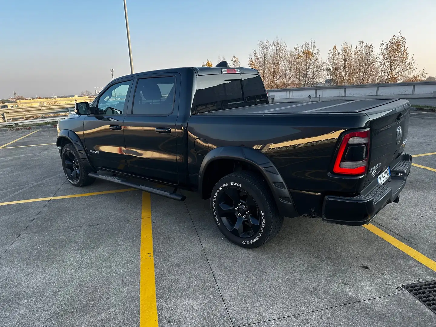 Dodge RAM Ram 5.7 V8 Crew Cab SB BIGHORN Nero - 2