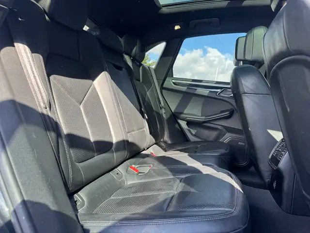 Porsche Macan view 12