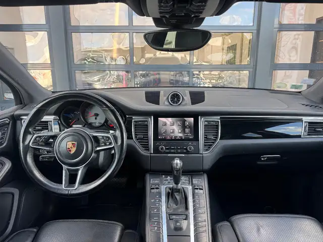 Porsche Macan view 7