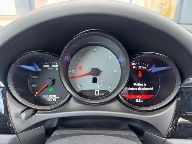 Porsche Macan view 13