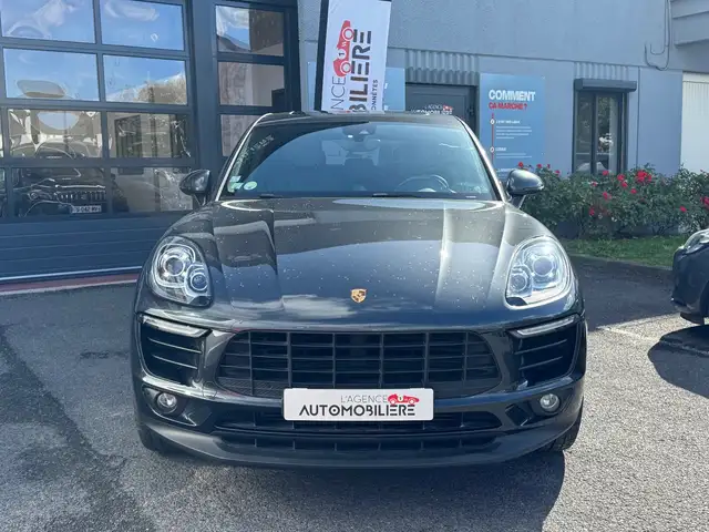 Porsche Macan view 3