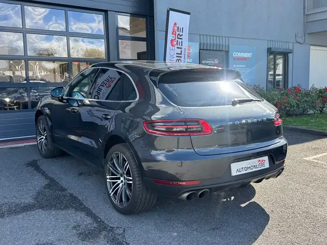 Porsche Macan view 4