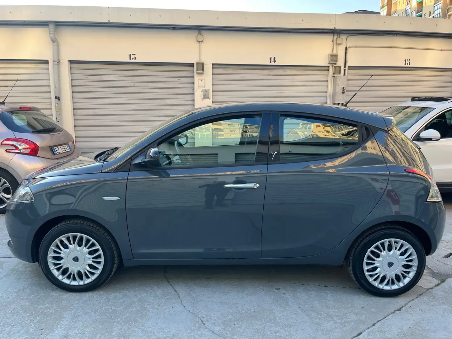 Lancia Ypsilon 1.2 Platinum 69cv Grijs - 2