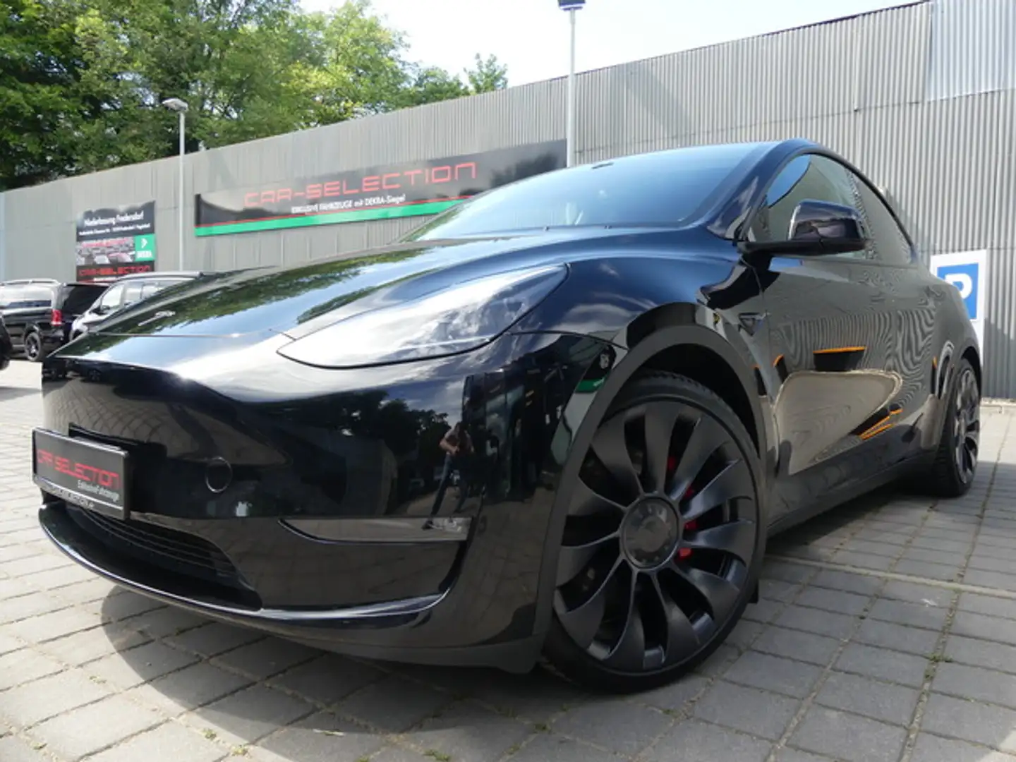 Tesla Model Y Performance Dual AWD LR AHK/LED/360°/PANO Zwart - 2