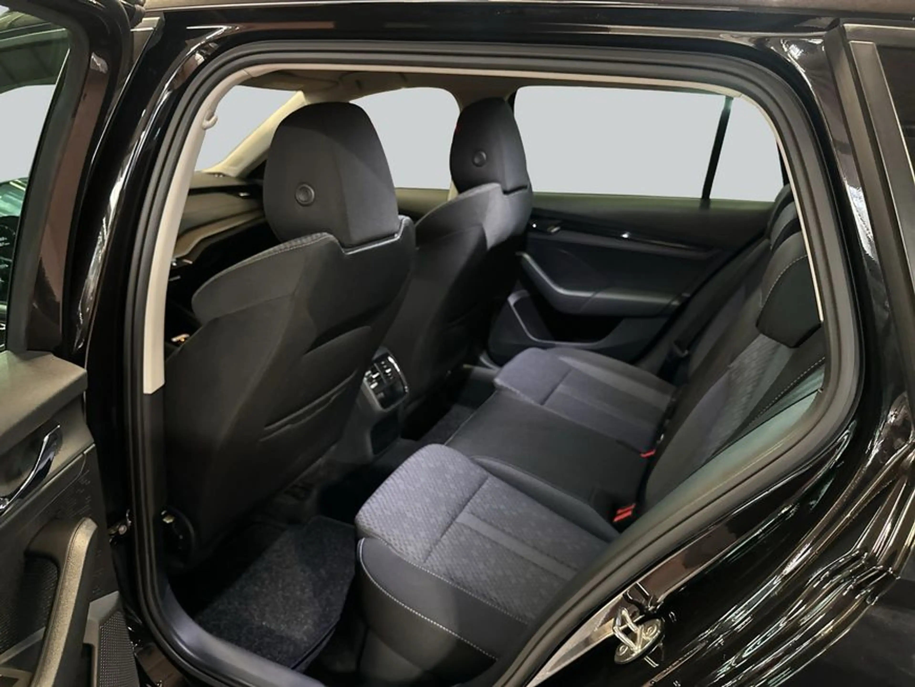 Skoda Octavia Combi 1.4 TSI iV DSG Ambition — photo 12