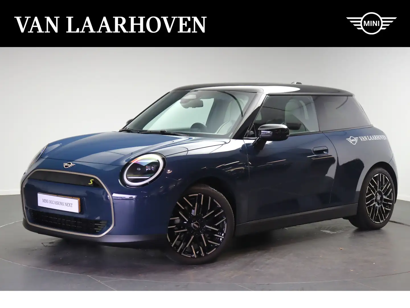 MINI Cooper SE Hatchback / Favoured / Pakket M / 18" Night Flash Blau - 1