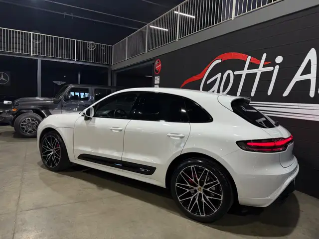 Porsche Macan view 4