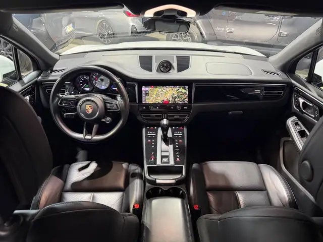 Porsche Macan view 11