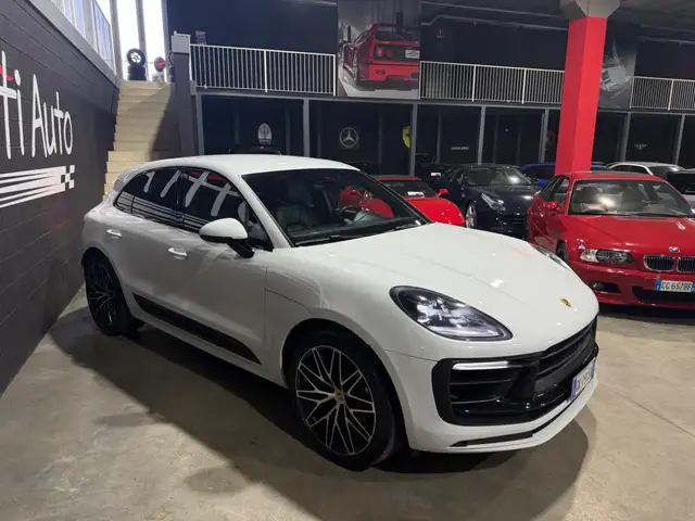 Porsche Macan view 3
