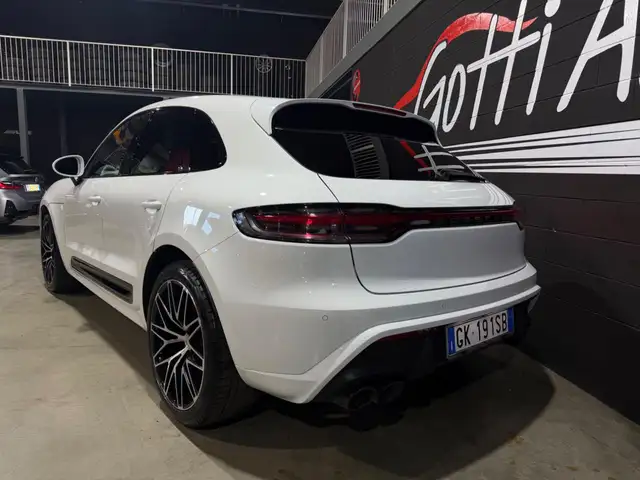 Porsche Macan view 5