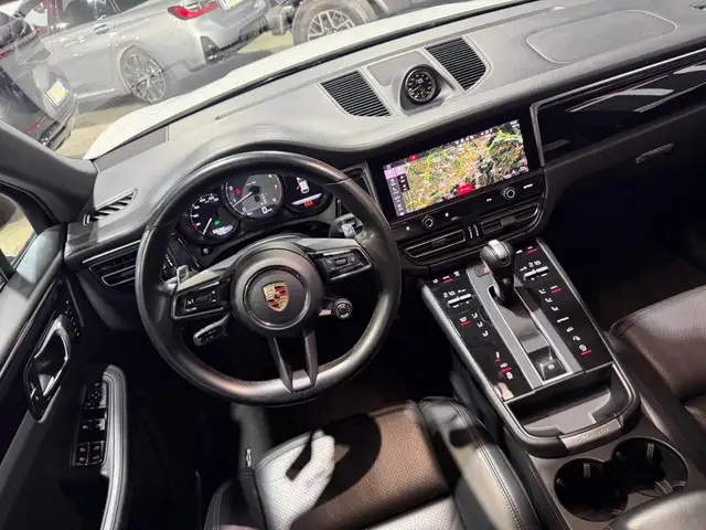 Porsche Macan view 12