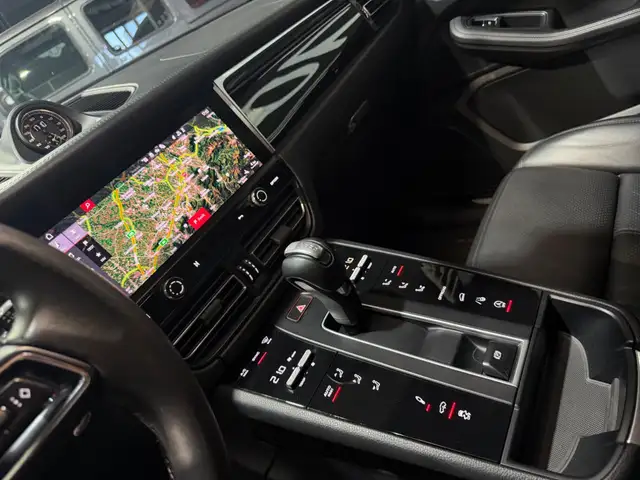 Porsche Macan view 14
