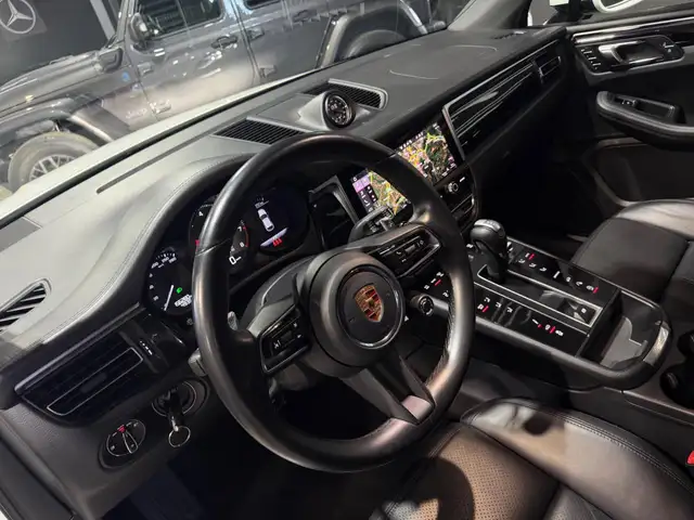 Porsche Macan view 13